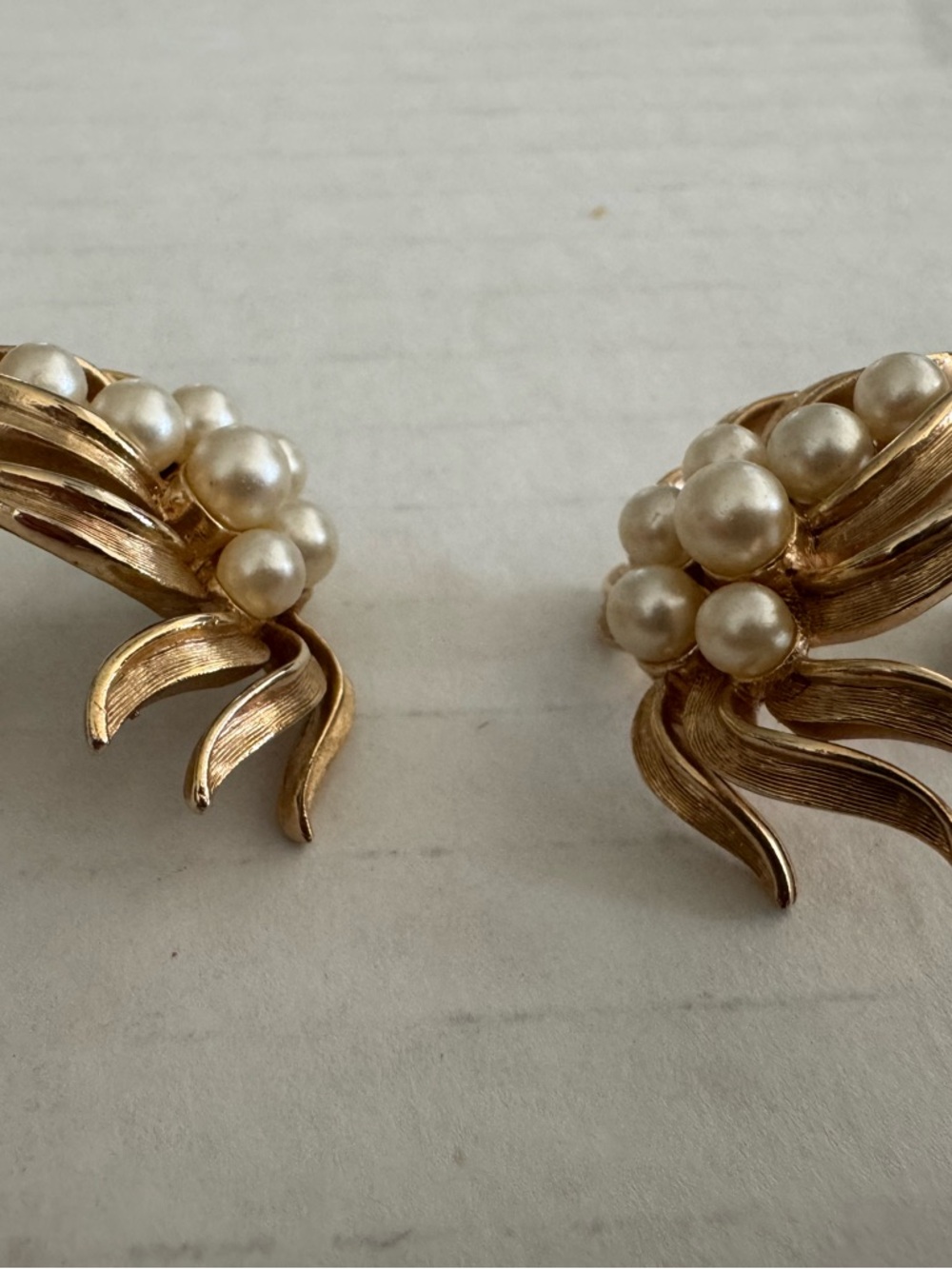 Vintage Crown‎ Trifari Cultured Faux Pearl Golden Leaf Clip Earrings - Picture 10 of 11
